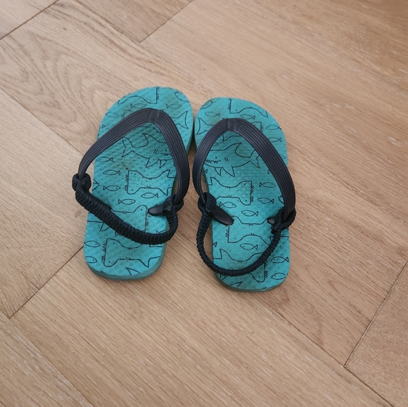 OLD NAVY | Shark sandals with heel strap - Picture 3 of 5